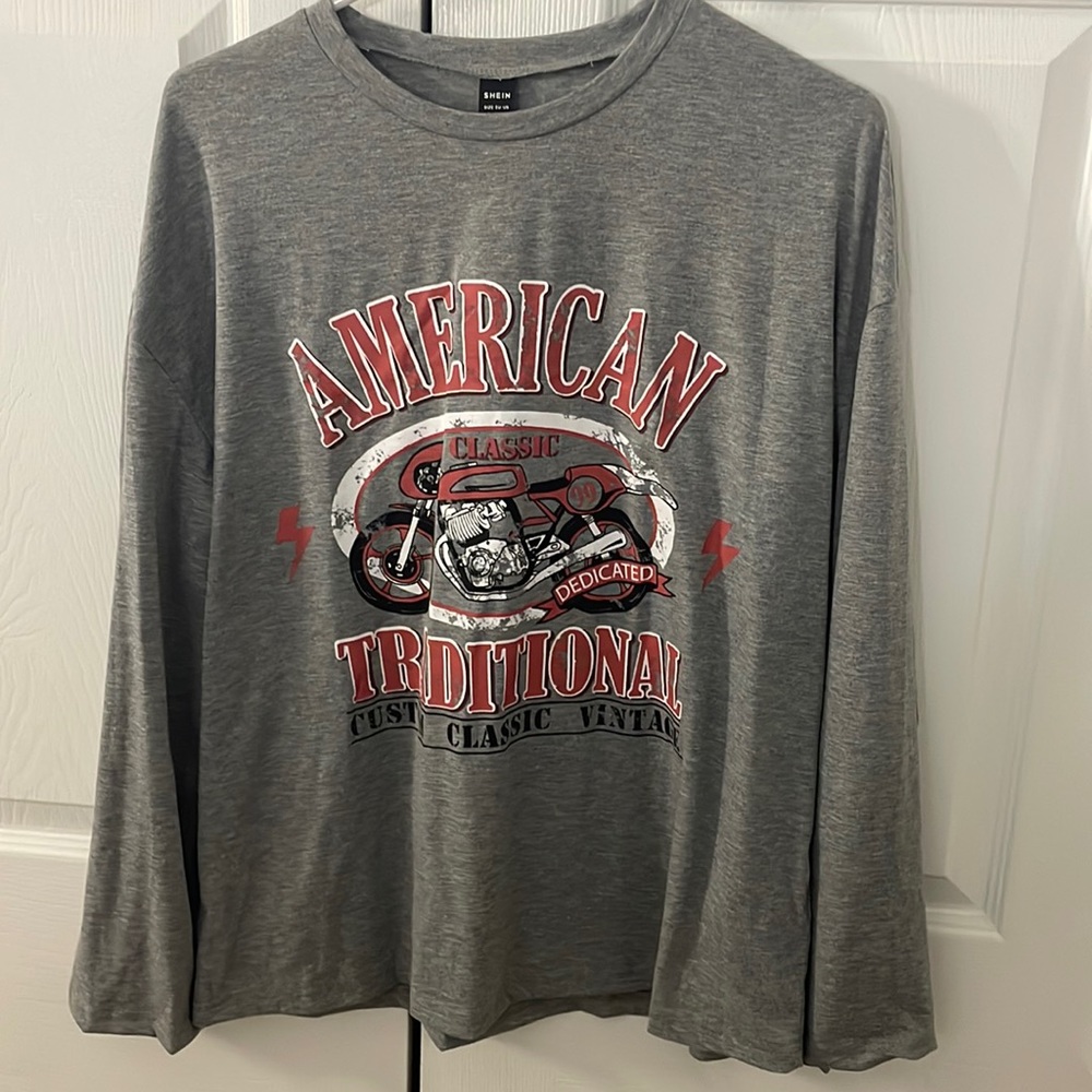 gray long sleeve tee shirt